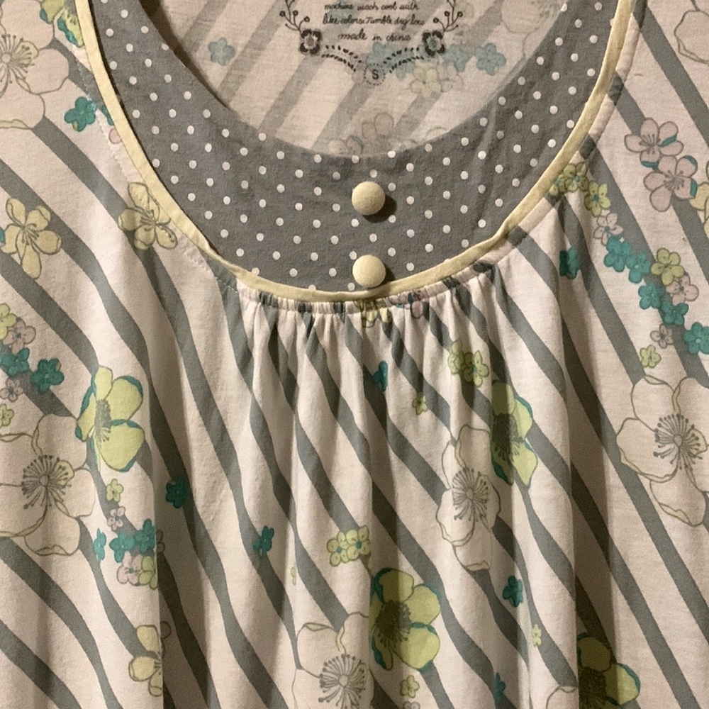 Delia’s Capped Sleeved Top - Picture 2 of 5